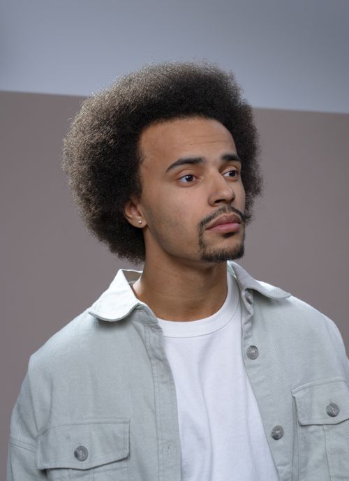 A basic thin circle beard that frames the mouth and chin without cheek growth